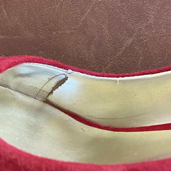 Nine West 6M Red Suede with Gold Toe Cap Pump - Picture 15 of 15